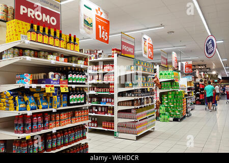 Intérieur d'un hypermarché Carrefour en Belgique Banque D'Images