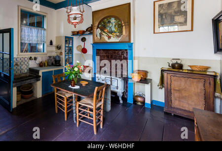 Leiden, Hollande, Pays-Bas, le 21 avril 2019. Intérieur d'une cuisine et une salle à manger de l'Molen De Valk musée (le pèlerin) moulin du traditionnel Banque D'Images