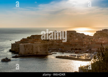 Vue sur St John Forteresse et la vieille ville de Dubrovnik au coucher du soleil ; le comté de Dubrovnik-Neretva, en Croatie Banque D'Images