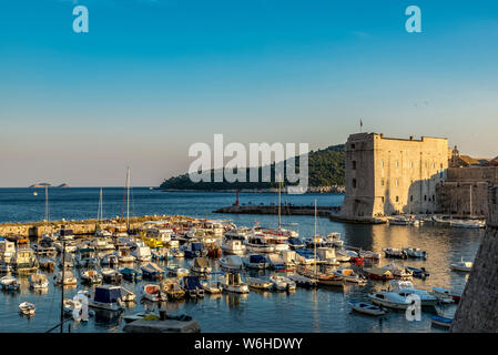 Vue sur St John Forteresse et la vieille ville de Dubrovnik, Croatie, comté de Dubrovnik-Neretva Banque D'Images