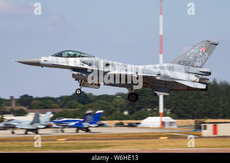 FAIRFORD / Royaume-uni - Juillet 11, 2018 : Armée de l'Air polonaise l'équipe de démo Tiger livrée spéciale Lockheed Martin F-16C Fighting Falcon 4052 Arrivée des aéronefs Banque D'Images