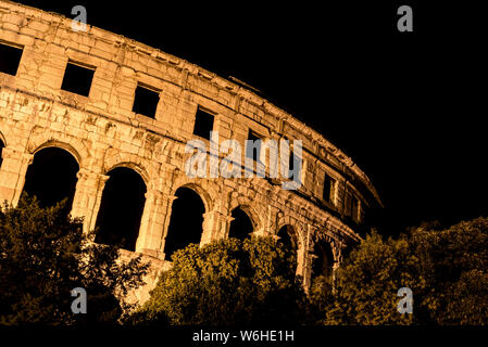 Ancien amphithéâtre romain, connu sous le nom de Pula Arena, la nuit, Pula, Istrie, Croatie Banque D'Images