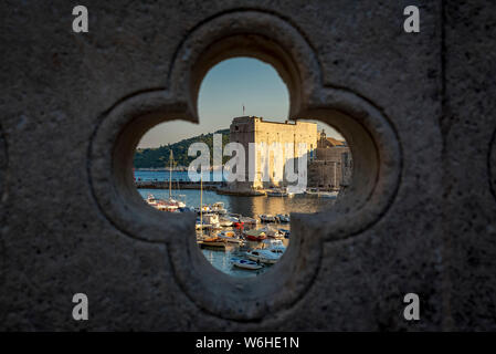 Vue sur St John Forteresse et la vieille ville de Dubrovnik, Croatie, comté de Dubrovnik-Neretva Banque D'Images