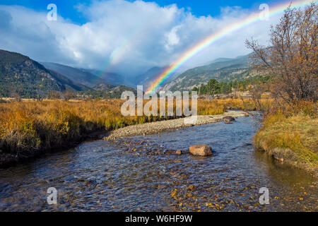 Double arc-en-ciel sur un fleuve et montagnes ; Denver, Colorado, États-Unis d'Amérique Banque D'Images