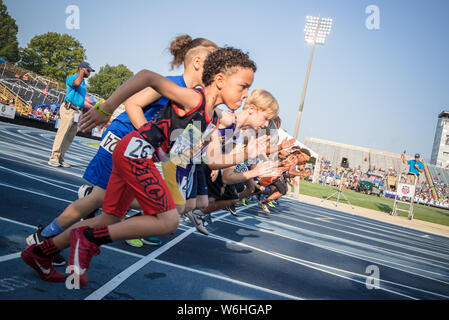 Greensboro, North Carolina, USA. 06Th Aug 2019. 1 août 2019 : les concurrents pause de la ligne de départ dans les garçons 1500 mètres courent 8 ans et moins au cours de l'AUA 2019 Jeux Olympiques Junior à BB&T Stadium de Greensboro, Caroline du Nord. Prentice C. James/CSM Crédit : Cal Sport Media/Alamy Live News Banque D'Images