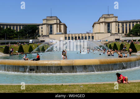 Les parisiens en essayant de garder au frais dans les fontaines de Jardins du Trocadéro à Paris, France Banque D'Images