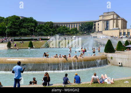 Les parisiens en essayant de garder au frais dans les fontaines de Jardins du Trocadéro à Paris, France Banque D'Images