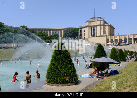 Les parisiens en essayant de garder au frais dans les fontaines de Jardins du Trocadéro à Paris, France Banque D'Images