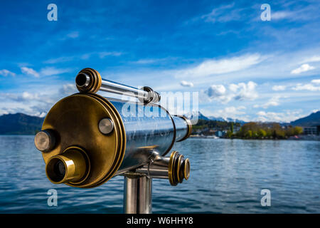 Jumelles à la recherche sur l'eau du lac de Lucerne et le rivage ; Lucerne, Lucerne, Suisse Banque D'Images