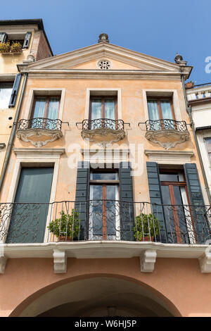 L'ancien immeuble d'habitations sur le Prato della Valle à Padoue. Italie Banque D'Images