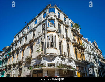 Coin d'un vieux bâtiment abandonné avec des fenêtres cassées et qui sort d'armature, La Havane, Cuba Banque D'Images