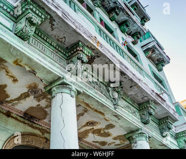 Façade altérée et fissurée sur colonne d'un bâtiment ; La Havane, Cuba Banque D'Images