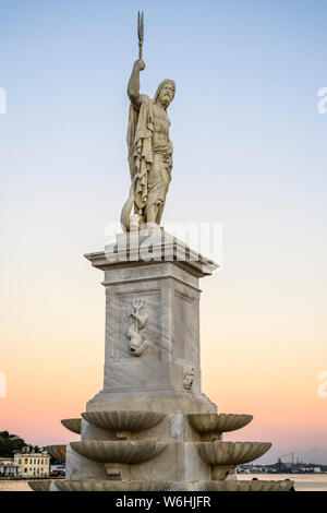 Statue de Poséidon avec trident au bord de l'eau de la baie de La Havane au coucher du soleil, à La Havane, Cuba Banque D'Images