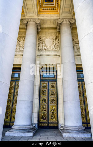 Porte ouvragée, façade et colonnes sur un bâtiment, à La Havane, Cuba Banque D'Images