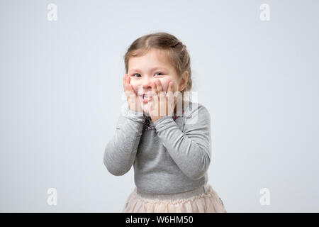 L'enfant heureux après avoir reçu cadeau d'anniversaire de la mère. Banque D'Images