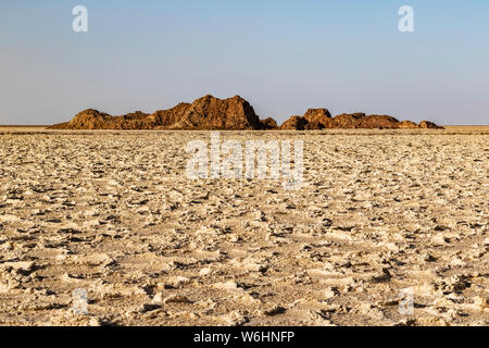 Éperon rocheux dans les salines du lac Karoum (Lac Assale), dépression Danakil ; région Afar, Ethiopie Banque D'Images