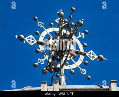 Croix orthodoxe éthiopienne au sommet de la cathédrale de Tsion Maryam (notre Dame Marie de Sion); Axum, région du Tigré, Éthiopie Banque D'Images