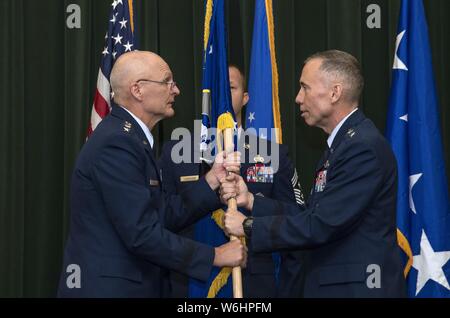 Le major-général Tom Wilcox reçoit le drapeau de l'unité du général Arnold W. Bunch Jr. commandant du Commandement du matériel de l'Armée de l'air, pour devenir commandant de l'Armée de l'air et de l'installation Centre de soutien des missions le 25 juillet lors d'une cérémonie à Joint Base San Antonio-Lackland, 25 juillet 2019. (U.S. Air Force photo de Johnny Saldivar). () Banque D'Images