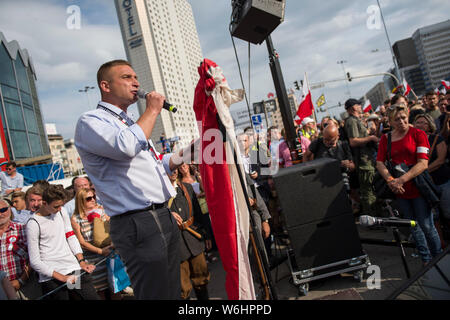 Robert Bakiewicz - le chef de la National Camp Radical (ONR) parle au cours de la marche.Des milliers de personnes ont pris part à une marche organisée par le Camp Radical National (ONR) et d'autres organisations nationalistes pour célébrer le 75e anniversaire de l'Insurrection de Varsovie. Au monument des insurgés de Varsovie, la marche a été bloqué par l'antifasciste et les citoyens de la République de Pologne (Obywatele RP), qui ont été chassé de force par la police. L'Insurrection de Varsovie a été la plus grande opération militaire par un mouvement de résistance en Europe contre l'occupant allemand pendant la Première Guerre mondiale Banque D'Images