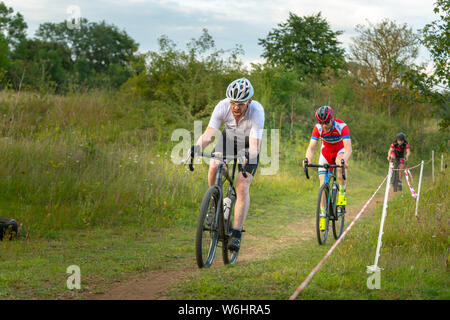 Abingdon, Oxfordshire, UK. 1 Août, 2019. Prendre3 Série CX d'été. L'événement de cyclocross à l'aérodrome d'Abingdon les jeudis attire les cyclistes de 6 à 60 quelque chose. Course de vélo de cyclocross en terrain mixte.Le temps était chaud et partiellement nuageux. Credit : Sidney Bruere/Alamy Live News Banque D'Images