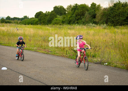 Abingdon, Oxfordshire, UK. 1 Août, 2019. Les enfants la course pour l'arrivée de la course de cyclocross de l'enfant. Prendre3 Série CX d'été. L'événement de cyclocross à l'aérodrome d'Abingdon les jeudis attire les cyclistes de 6 à 60 quelque chose. Course de vélo de cyclocross en terrain mixte.Le temps était chaud et partiellement nuageux. Credit : Sidney Bruere/Alamy Live News Banque D'Images