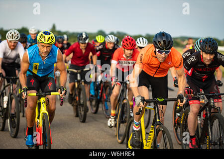 Abingdon, Oxfordshire, UK. 1 Août, 2019. Le début de la race des anciens combattants. Prendre3 Série CX d'été. L'événement de cyclocross à l'aérodrome d'Abingdon les jeudis attire les cyclistes de 6 à 60 quelque chose. Course de vélo de cyclocross en terrain mixte.Le temps était chaud et partiellement nuageux. Credit : Sidney Bruere/Alamy Live News Banque D'Images