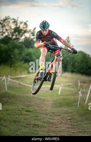 Abingdon, Oxfordshire, UK. 1 Août, 2019. Prendre3 Série CX d'été. L'événement de cyclocross à l'aérodrome d'Abingdon les jeudis attire les cyclistes de 6 à 60 quelque chose. Course de vélo de cyclocross en terrain mixte.Le temps était chaud et partiellement nuageux. Credit : Sidney Bruere/Alamy Live News Banque D'Images