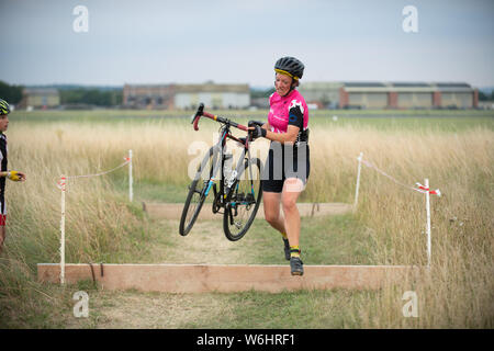 Abingdon, Oxfordshire, UK. 1 Août, 2019. Prendre3 Série CX d'été. L'événement de cyclocross à l'aérodrome d'Abingdon les jeudis attire les cyclistes de 6 à 60 quelque chose. Course de vélo de cyclocross en terrain mixte.Le temps était chaud et partiellement nuageux. Credit : Sidney Bruere/Alamy Live News Banque D'Images