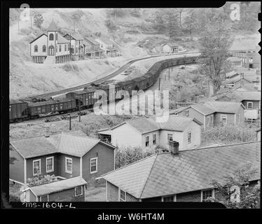 Maisons, de charbon, et l'église. Notez que les toitures sont l'amiante et sont en bon état. Charbon et coke Company aux États-Unis, Gary Mines, Gary, McDowell County, Virginie occidentale. Banque D'Images