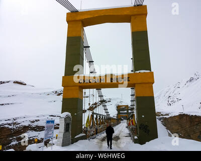 Kibber Chicham Chicham ou pont pont dans la vallée de Spiti, Himachal Pradesh est déclaré comme le plus haut pont d'Asie. Banque D'Images