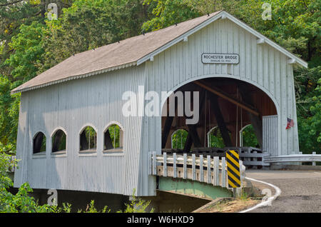 Ou : Douglas Co., Sutherlin, dans la vallée de l'Umpqua. Pont couvert sur Rochester Calapooya Creek, construite en 1933 et encore en usage Banque D'Images