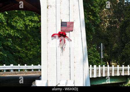 Ou : Le comté de Douglas, Umpqua Valley, Sutherlin, Rochester Pont couvert. Un petit drapeau américain fixé sur le côté du pont couvert de Rochester, b Banque D'Images
