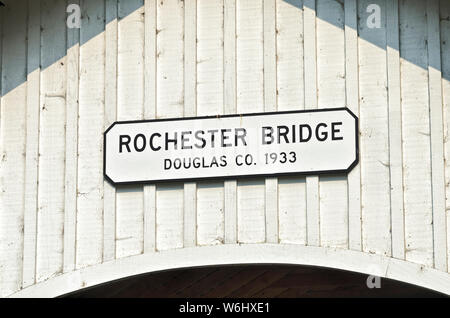 Ou : Le comté de Douglas, Umpqua Valley, Sutherlin, Rochester Pont couvert. Un signe sur l'entrée de pont couvert de Rochester l'identifie et gi Banque D'Images