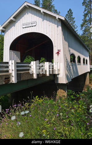 Ou : Le comté de Douglas, Umpqua Valley, Sutherlin, Rochester Pont couvert. Un petit drapeau américain fixé sur le côté du pont couvert de Rochester, b Banque D'Images