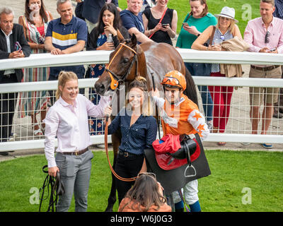 Une pièce d'enclos pour les gagnants lors d'une course d'été à Epsom Downs Hippoourse, Epsom, Surrey, Angleterre Banque D'Images