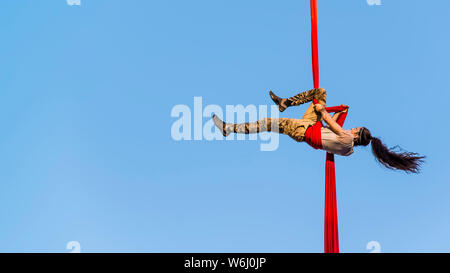 Acrobat completement Cirque spectacle public à Montréal Banque D'Images