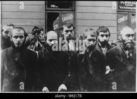 Des rabbins juifs. Copie de l'Allemand photographie prise lors de la destruction du Ghetto de Varsovie, Pologne, 1943. Remarque D'après [1] De gauche à droite sont Rabbi Lipa Kaplan, Eliyahu Levin (fils de rabbin Hersh Henoch de Bedzin), Mendel Alter (fils de rabbin Nechemya Alter), Yankel Levin (fils du Rabbin Levin Mottel de Lodz et petit-fils du rabbin de Bedzin), inconnu et Rabbi Heschel Rappaport, gerer un Chassid et mentor pour de jeunes Hassidim. Cette photo a été prise sur la rue Nowolipie. Voir fichier:rapport Stroop - insurrection du Ghetto de Varsovie 04.jpg ; notes générales : utilisation de la guerre et des conflits lors de la commande numéro 1278 Banque D'Images