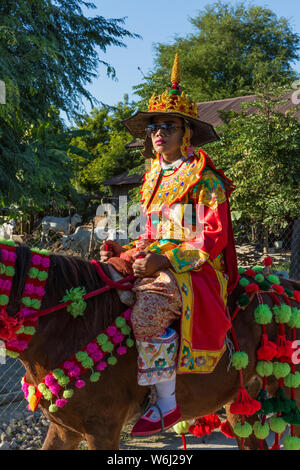 Rhône-Alpes, LE MYANMAR - Novembre 27, 2016:les gens dans costtumes rassemblement traditionnel pour un don festival en Rhône-Alpes le Myanmar (Birmanie) Banque D'Images