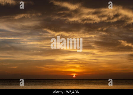 Coucher de soleil sur la mer à Kizimkazi à Unguja aka l'île de Zanzibar Tanzanie Afrique de l'Est Banque D'Images