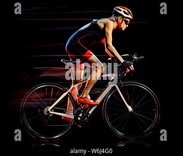 Une femme caucasienne triathlète Triathlon Vélo Cycliste studio shot isolé sur fond noir avec effet light painting Banque D'Images