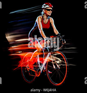 Une femme caucasienne triathlète Triathlon Vélo Cycliste studio shot isolé sur fond noir avec effet light painting Banque D'Images