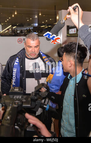 Romanian ancien joueur de Aurelian Cosmin Olaroiu, nouvel entraîneur-chef de Jiang Suning, est accueilli par des fans chinois comme il arrive à la Banque D'Images