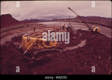LOG FLÈCHE SUR LA RIVIÈRE SAN JUAN À MONUMENT VALLEY A ÉTÉ SITE D'OPÉRATIONS DE NETTOYAGE APRÈS MARÉE NOIRE. BULLDOZER - ENLÈVEMENT DES DÉBRIS RETIRÉS PAR DRAGLINE EN ARRIÈRE-PLAN. L'origine de déversements 200 MILLES EN AMONT DE PIPELINE BURST PRÈS DE SHIPROCK, NOUVEAU MEXIQUE. Rivière à cette époque contenait plus que d'habitude, les quantités de débris et de nettoyage a également été entravée par la pluie presque constante. Tenue DE LA FLÈCHE D'HUILE DANS LE jusqu'à ce que les inondations ont causé DANS LE LAC POWELL Banque D'Images
