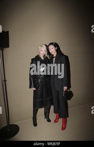 Le modèle sud-coréen Joo Soo Park, à gauche, et le modèle chinois Liu Wen assister à l'Alexander McQueen montrer lors de la Paris Fashion Week Automne/Hiver 2018 en P Banque D'Images