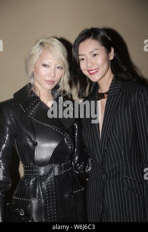 Le modèle sud-coréen Joo Soo Park, à gauche, et le modèle chinois Liu Wen assister à l'Alexander McQueen montrer lors de la Paris Fashion Week Automne/Hiver 2018 en P Banque D'Images