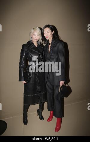 Le modèle sud-coréen Joo Soo Park, à gauche, et le modèle chinois Liu Wen assister à l'Alexander McQueen montrer lors de la Paris Fashion Week Automne/Hiver 2018 en P Banque D'Images