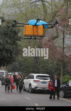 Un drone ou UAV (unmanned aerial vehicle) de l'Cainiao Alibaba transport logistique des feuilles de thé de printemps survole les montagnes dans une plantation de thé dans la région de Han Banque D'Images