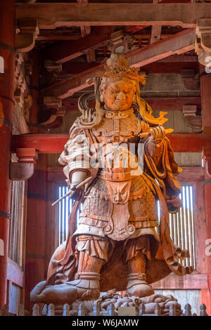 Nara, Japon - 29 octobre 2018 : Komokuten est sur des gardiens de l'ordinateurs de quatre, situé à l'intérieur de la grande salle Daibutsuden au Temple Todaiji Banque D'Images