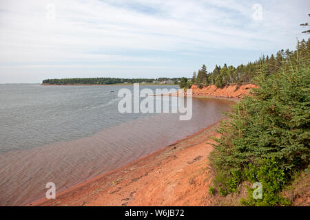 Plage de sable avec de l'argile rouge sur l'océan sur une journée d'été dans l'Île du Prince Édouard Banque D'Images