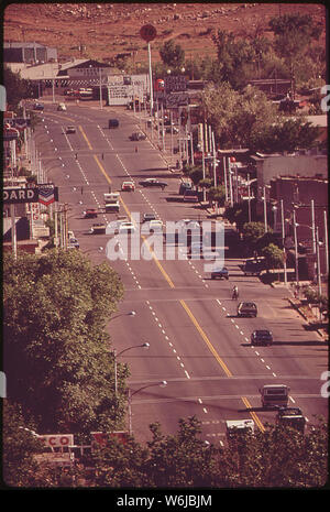 Rue principale de Moab. Cette ancienne ville pionnière MORMON DU COLORADO EST LE POINT DE DÉPART POUR DES EXCURSIONS VERS LE NORD DANS LES ARCHES NATIONAL MONUMENT ET LE SUD LE LONG DE LA RIVIÈRE DANS LE PARC NATIONAL DE CANYONLANDS. MOAB EST LE THÉÂTRE DE BIEN DES ROMANS DE Zane Grey et a été l'ADMINISTRATION CENTRALE POUR UN CERTAIN NOMBRE DE gangs de motards hors-la-loi DE L'OUEST À SES DÉBUTS Banque D'Images